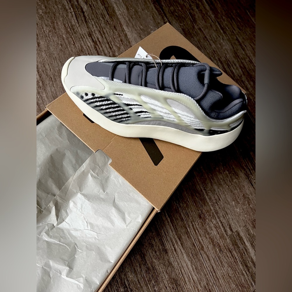 Adidas YEEZY 700 v3 Faded Salt BRAND NEW